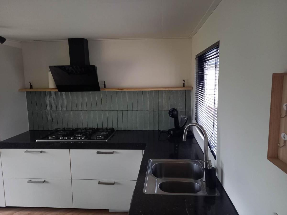 Vakantiechalet Tip 30 op vakantiepark de Heische Tip Zeeland Buitenkant foto